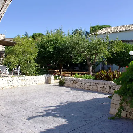 La Piccola Bed & Breakfast 4*